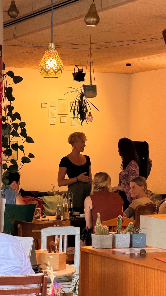 Sabine Otter im Gespräch mit dem Publikum nach dem Vortrag im Café Namsa