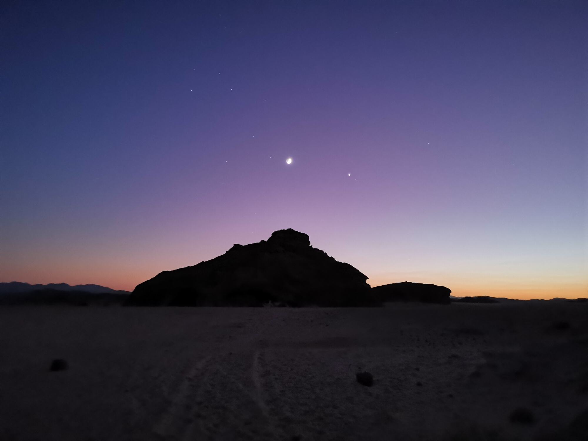 Dämmerung über der Wüste mit aufgehendem Mond